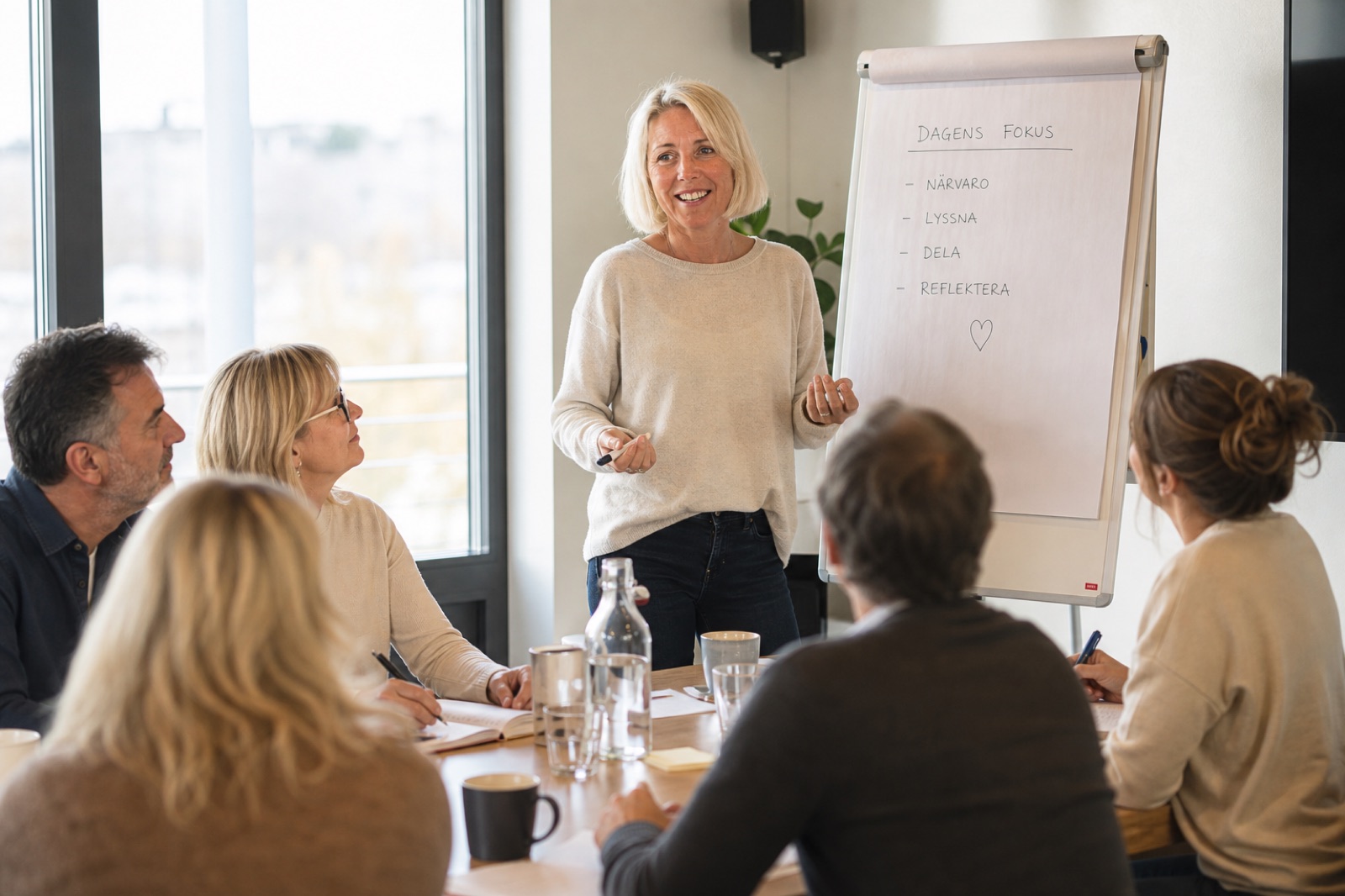Helen leder en utbildning för en mindre grupp deltagare